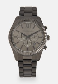 La montre en acier inoxydable noir présente un cadran gris avec un chiffre romain XII, trois sous-cadrans, un affichage de la date et une lunette texturée.