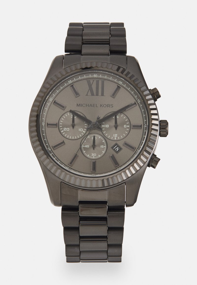 La montre en acier inoxydable noir présente un cadran gris avec un chiffre romain XII, trois sous-cadrans, un affichage de la date et une lunette texturée.