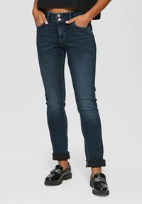 Jean en denim bleu foncé avec une coupe ajustée, taille haute, design à cinq poches et fermeture à boutons. Ourlets retroussés et texture lisse.