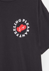 Tricou negru cu mâneci scurte și guler rotund. Prezintă un grafic circular: "SENTIMENTE PLĂCUT" în jurul inimilor roșii și "LA" în alb.