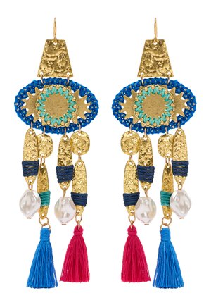 Kolczyki w złotym odcieniu z teksturą, niebieskim tkanym owalem, turkusowym środkiem, zawieszonymi perłami oraz na przemian czerwonymi i niebieskimi chwostami.
