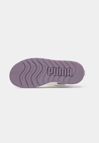 Puma-schoenenssole in lavendel met golvend loopvlakpatroon, met een reliëflogo. Het materiaal lijkt rubberachtig met een getextureerde afwerking.