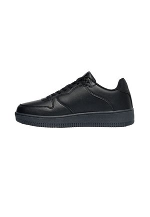 Sneaker nero basso con design con lacci, tomaia in pelle liscia e suola spessa in gomma, mostrato di profilo su sfondo bianco.