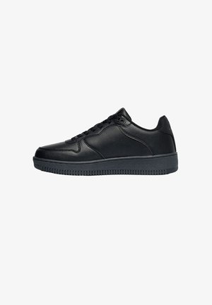 Sneaker nero basso con design con lacci, tomaia in pelle liscia e suola spessa in gomma, mostrato di profilo su sfondo bianco.