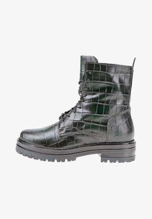 Bottine en cuir noir gaufré crocodile avec un laçage à l'avant, bout rond, semelle robuste et détails de couture le long des bords.