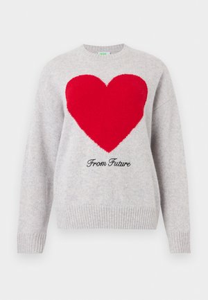 Ανοιχτό γκρι πλεκτό πουλόβερ με μια μεγάλη κόκκινη καρδιά στο στήθος και τη φράση "From Future" γραμμένη από κάτω με μαύρη καλλιγραφική γραμματοσειρά.