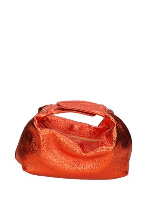 Metallisch oranje handtas met een ronde vorm, zachte textuur en een ritssluiting. Voorzien van een korte, platte handgreep bovenaan.