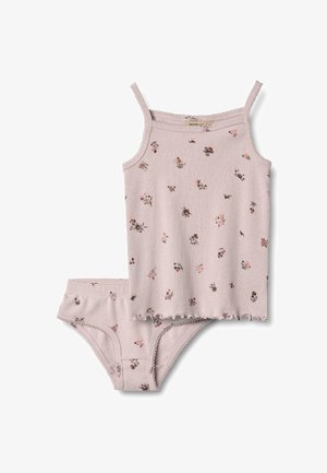 Világos rózsaszín pamut ujjatlan felső és illő alsó, kis virágmintákkal, csipkés szegéllyel és vékony, állítható pántokkal.