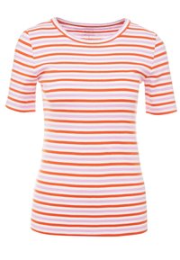 Pruhované tričko s krátkým rukávem, které má horizontální pruhy v oranžové, růžové a bílé barvě, s klasickým kulatým výstřihem a přiléhavým střihem.