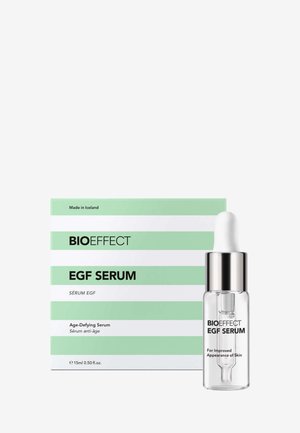 BIOEFFECT EGF Serum in einer klaren Glasdropperflasche mit einem silbernen Deckel, neben einer grün-weißen gestreiften Kartonbox, die Produktdetails enthält.