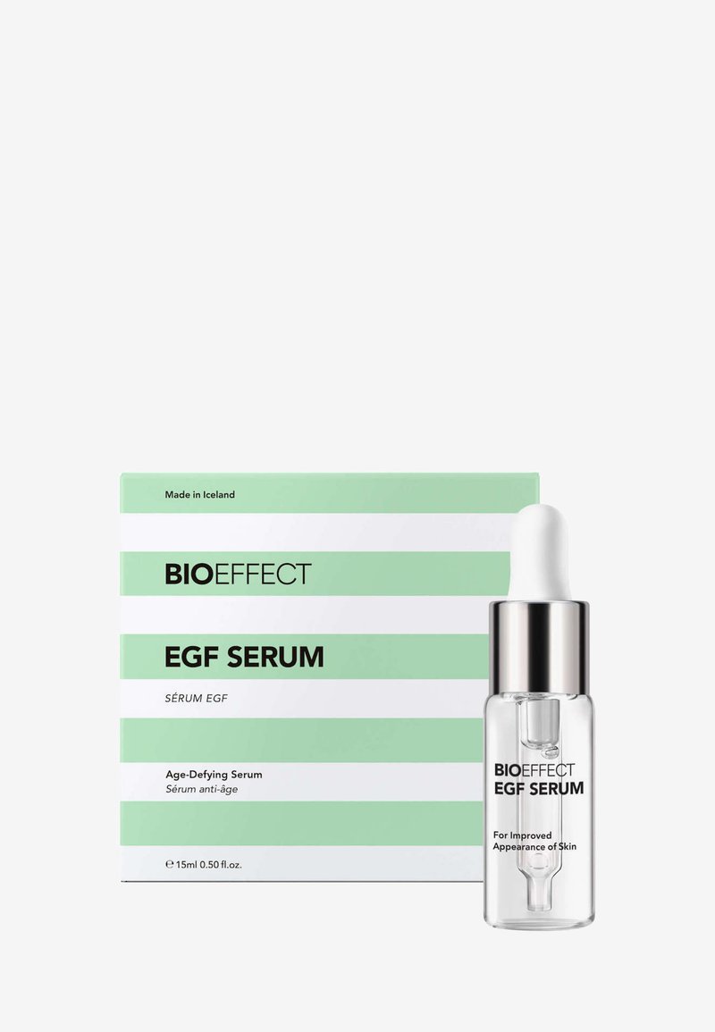 BIOEFFECT EGF-serum in een helder glazen druppelfles met een zilveren dop, naast een groen en wit gestreepte kartonnen doos met productinformatie.