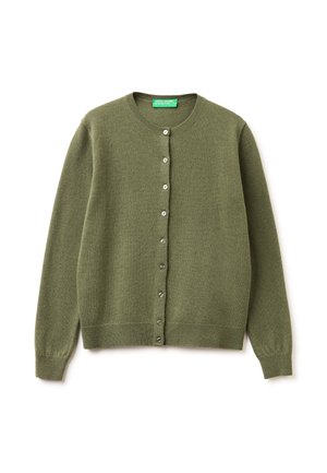 Olijfgroene blousevest met lange mouwen en knopen, ronde halslijn en geribde boorden en zoom, plat gelegd op een witte achtergrond.