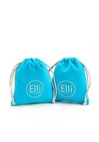 Két türkiz színű, sima textúrájú vászontáska, amelyek húzózsinórral záródnak, fehér kör logóval, amelyen az "Elli by Julie & Grace" felirat olvasható.