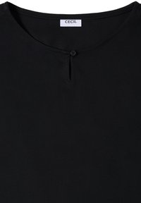 Schwarzes Kurzarmoberteil aus glattem Stoff mit Rundhalsausschnitt, das über einen kleinen Knopf am Hals und subtile Nahtdetails verfügt.