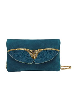 Pochette en daim bleu sarcelle avec bandoulière chaîne dorée, ornée d'une dentelle bleue et d'un papillon en perles dorées sur le rabat avant.