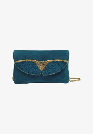 Pochette en daim bleu sarcelle avec bandoulière chaîne dorée, ornée d'une dentelle bleue et d'un papillon en perles dorées sur le rabat avant.