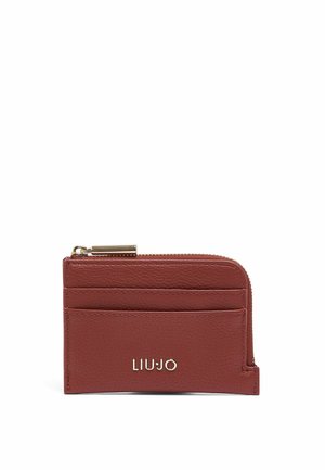 Portacarte in pelle marrone con cerniera dorata e logo, con tre slot per carte sulla parte anteriore.