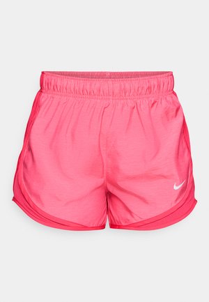 Ružičaste atletske kratke hlače s elastičnom trakom u struku, s bijelim Nike logotipom na donjem lijevom dijelu i zakrivljenim rubom.