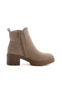 Botas de tobillo de ante en color marrón con un acabado texturizado, cremalleras laterales y un tacón apilado. La suela presenta un patrón de tacos para mayor agarre.