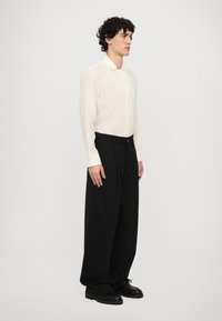 Michael Kors PLEATED WIDE LEG - Nohavice - black