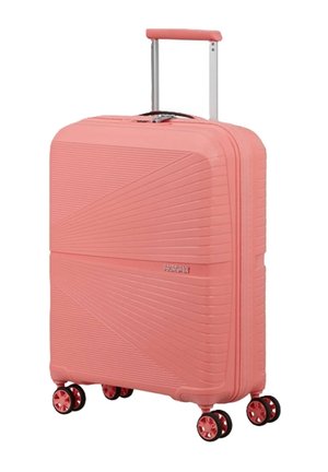 Valigia da cabina rigida rosa con linee diagonali strutturate, manico telescopico e quattro ruote doppie rotanti.
