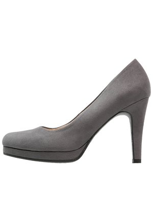 Escarpin à talon haut en daim gris avec un bout arrondi et une plateforme avant, présentant une silhouette élégante et un talon aiguille effilé.