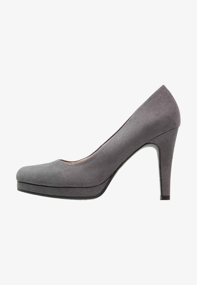 Escarpin à talon haut en daim gris avec un bout arrondi et une plateforme avant, présentant une silhouette élégante et un talon aiguille effilé.