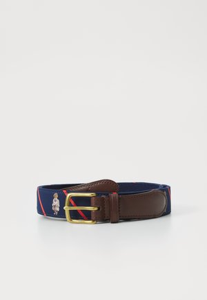 Ceinture en tissu marine avec des rayures diagonales rouges, ornée d'accents en cuir et d'une boucle dorée, agrémentée d'un petit détail brodé figuratif.