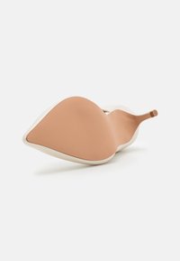 Spiss tå høyhælte sko med en glatt, hvit overdel og en beige gummisåle, med en subtil tekstur og et minimalistisk design.