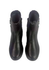 Stivali neri alla caviglia realizzati in pelle liscia, con cerniera laterale e suola texturizzata. Il design è elegante con punta arrotondata.