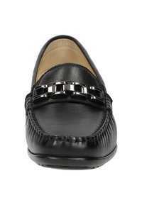 Schwarze Leder-Loafers mit einer Kettenakzentuierung, mit glatter Textur, genähten Details entlang der Kanten und einem runden Zehendesign.