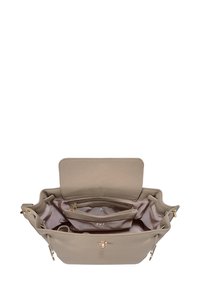 Beige Lederhandtasche mit strukturierter Form, goldfarbenen Beschlägen und mehreren Innenfächern, einschließlich eines mit Reißverschluss versehenen Bereichs.