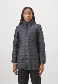 Svart puffjakke med høy krage, med horisontale kviltede mønstre, frontglidelås og lange ermer, laget av glinsende stoff.