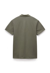 Polo tričko s krátkým rukávem v olivově zelené barvě, s plochým límcem a hladkým, texturovaným materiálem. Jednoduchý design bez viditelných vzorů nebo akcentů.