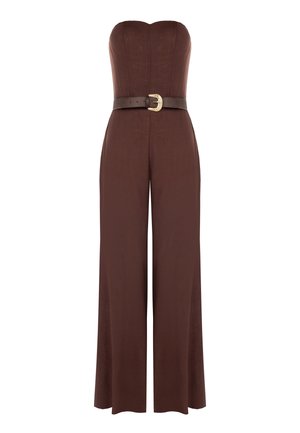Tuta marrone senza spalline con gambe ampie e cintura marrone scuro con fibbia dorata in vita.