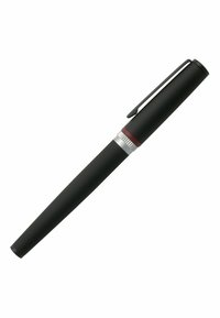 Sort mat pen med en rund form og sølvfarvet accentbånd, der har en rød ring og en clips på låget til sikker fastgørelse.