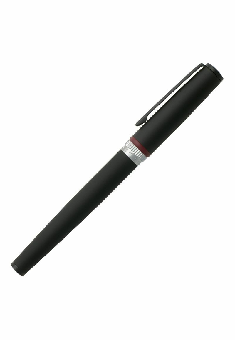 Sort mat pen med en rund form og sølvfarvet accentbånd, der har en rød ring og en clips på låget til sikker fastgørelse.