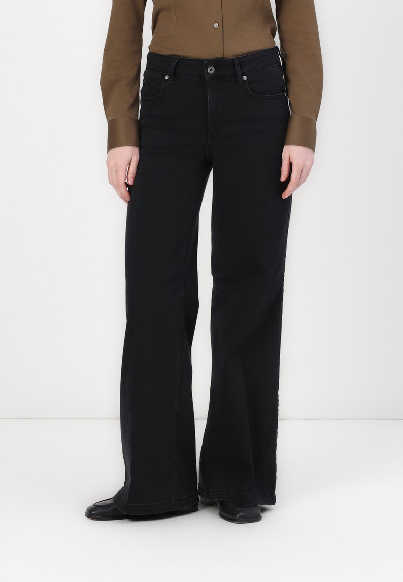 Svarte vide jeans med høy midje, fem lommer og knappelukking. Stoffet ser ut som denim med en lett tekstur. Rett design.