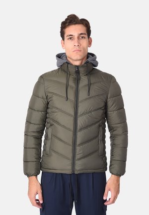 Giacca puffer verde oliva con cappuccio aderente, chiusura con zip e motivo a zigzag testurizzato; presenta polsini elastici e tasche laterali.