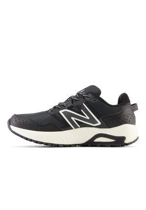 Chaussure de sport noire avec un dessus en maille et en synthétique. Présente une semelle intermédiaire blanche, des accents texturés et une semelle extérieure striée pour l'adhérence.