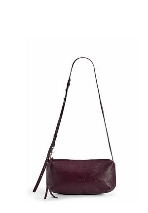 Borsa a tracolla in pelle bordeaux con texture granata, forma allungata, tracolla regolabile e chiusura con zip. Inclusi accessori in metallo argentato.
