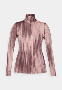 Duga majica s dugim rukavima i visokim ovratnikom u gradijentu od ružičaste do tamnu mauve, sa vertikalnim prugastim uzorcima i polu-zipom sprijeda.