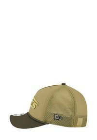 Khaki-Baseballmütze mit einem Netzrückenteil, gebogenem Schirm und aufgesticktem Logo in Gold. Hat eine dunkelgrüne Unterseite des Schirms.