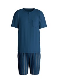 Donkerblauw T-shirt met korte mouwen met een zak en een drie-knopen placket, gecombineerd met gestreepte shorts met smalle verticale lijnen in goud en blauw.