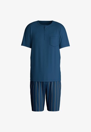 Donkerblauw T-shirt met korte mouwen met een zak en een drie-knopen placket, gecombineerd met gestreepte shorts met smalle verticale lijnen in goud en blauw.