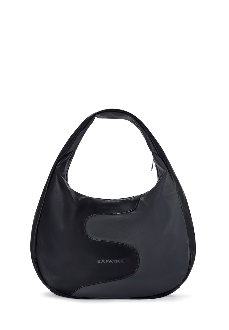 Čierna kožená ramenná taška s hladkou textúrou, zakriveným tvarom a výrazným šitým akcentom na boku. Obsahuje značku "EXPATRIE."
