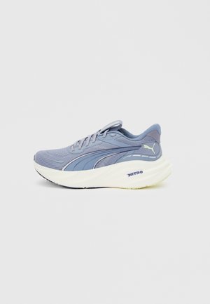 Svijetloplava Puma tenisica za trčanje s bijelim debelim potplatom i natpisom Nitro sa strane, prikazana s lijevog profila na jednostavnoj pozadini.