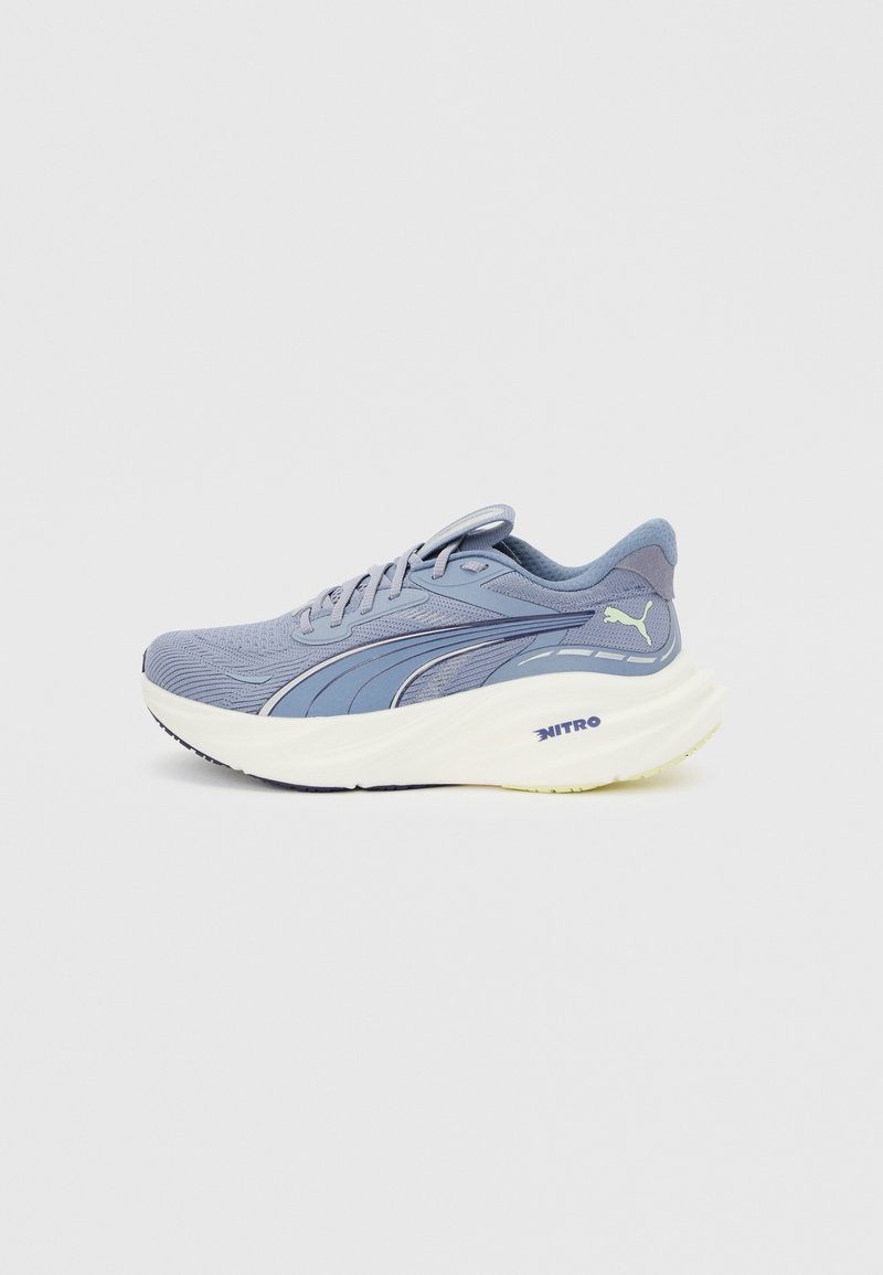 Ανοιχτό μπλε αθλητικό παπούτσι Puma με λευκή χοντρή σόλα και λογότυπο Nitro στο πλάι, εμφανίζεται στο αριστερό προφίλ σε απλό φόντο.