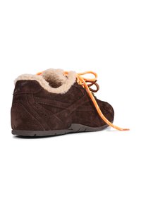 Brune semskede sneakers med orange snørebånd og beige fleece-foring set fra siden på hvid baggrund.