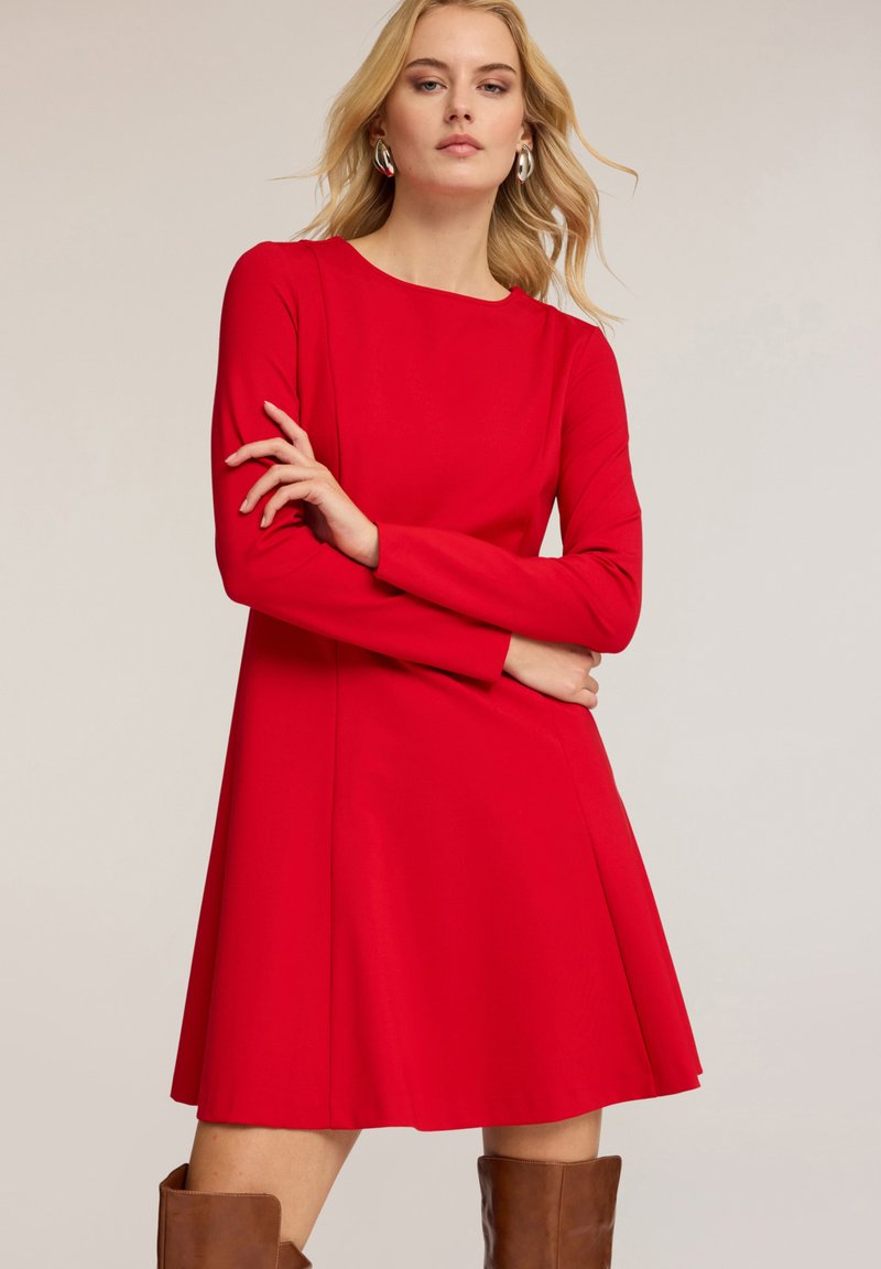 Rotes langärmliges Kleid mit tailliertem Oberteil und ausgestellt Rock. Glattes Material, Rundhalsausschnitt und keine sichtbaren Muster oder Verzierungen.